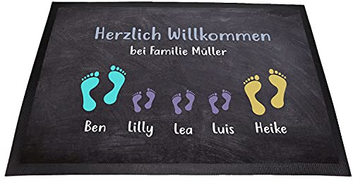 Tierisch-tolle Geschenke Personalisierte Fussmatte „Herzlich Willkommen“ mit bis zu 7 Wunschnamen für Familie, Kind(er) und Hund(e) mit Füßen und Pfoten Abdrücken (Paar mit 3 Kindern)