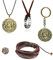 HJYZY 29 Stk Uncharted 4 Drake Schmuck Ring Anhänger Halskette Gravierter Totenkopf Goldmünze Anhänger Halskette Schlüsselanhänger Aufkleber Set Braunes Leder Herrenarmband