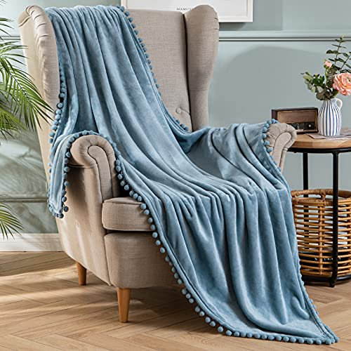 MIULEE Kuscheldecke Fleecedecke Flanell Decke mit Pompoms Einfarbig Wohndecken Couchdecke Flauschig Überwurf Mikrofaser Tagesdecke Sofadecke Blanket, 125x150cm, Graublau