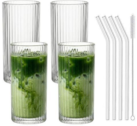 mixed24 4er Set Geriffelte Trinkgläser 370ml inkl. Glashalme und Reinigungsbürste - Elegante Latte Macchiato & Iced Matcha Gläser, Spülmaschinengeeignet, Hohe Longdrinkgläser mit Riffelstruktur
