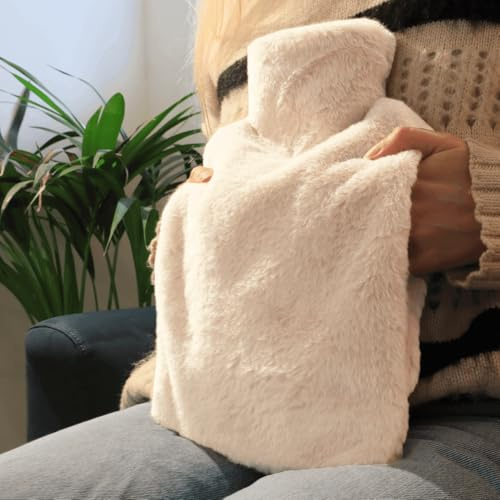 ZLEEPY Pouchy Luxuriöse Wärmflasche aus Kunstfell, superweiches, veganes Kunstfell, Handtasche für Wärme, abnehmbarer Bezug, 2 l für langanhaltende Wärme, mit Premium-Reisehülle, Keks