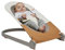 Boon Schräge tragbare Babywippe – zusammenklappbarer Babysitz für Säuglinge – leichter tragbarer Babystuhl mit maschinenwaschbarem Stoff und 3-Punkt-Gurt – Hellbraun