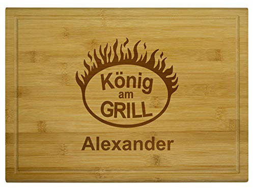 Geschenke 24 Holzbrett – König am Grill mit Name Mittelgroß 38 x 28 x 1,6 cm - Schneidebrett personalisiert Holz hochwertig - Grillmeister Brett, Grill Zubehör für Männer, Vatertagsgeschenk