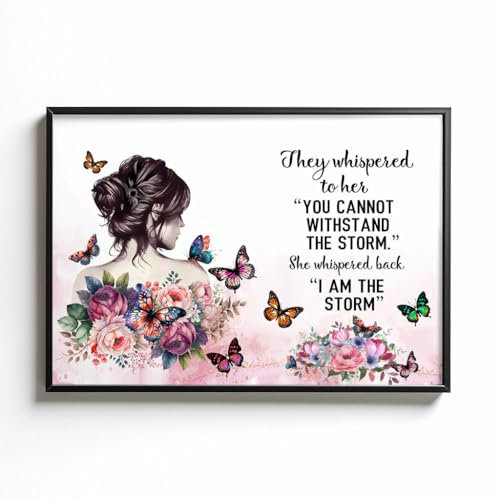 InkTitis Poster mit Aufschrift They Whispered To Her You Cannot Withstand The Storm, She Whispered Back I Am The Storm, Wanddekoration mit positiven Zitaten, inspirierendes Poster,