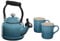 Le Creuset Demi-Wasserkocher aus Emaille auf Stahl mit Metalloberflächen und Steingut, Set mit 2 Tassen, 1,25 qt. Wasserkocher und (2) 400 ml Tassen, Karibik