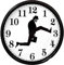 Prevessel Silly Walk Wanduhr, britische Komödie inspirierte Ministry of Silly Walks Uhr, Monty Python inspirierte Silly Walk Wanduhr, leise runde Uhr, 3D-Wanddesign Home Office