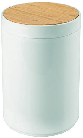 mDesign Kleiner runder Kunststoff-Mülleimer, Abfalleimer mit Bambus-Schwingdeckel, für Badezimmer, Küche, Heimbüro, 5 Liter, Mint/Naturholz-Finish