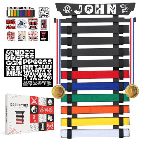 ESSENTURA 10 Gürtel Karate Gürtel Display Rack Bambus Themed Aufkleber Medaille Kleiderbügel Taekwondo Gürtel Display Jiu Jitsu BJJ Kampfsport