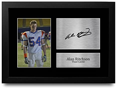 HWC Trading FR A4 Alan Ritchson Blue Mountain State Geschenke Geducktes Signiertes Autogramm Foto für Fans von Film Memorabilien - A4 Framed