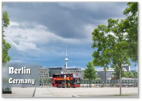 Berlin, Deutschland - Hop-on-Hop-off-Bus nahe dem Hauptbahnhof in der Innenstadt Berlin. In The You Can See The TV at The Alexanderplatz., Kühlschrankmagnet
