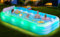 Grande piscina gonfiabile con luci, 350 x 188 x 55 cm, spessa 0,6 mm, con schienale sedile, 7 cambiamenti di colore, piscina oversize per feste estive in giardino in famiglia (pompa inclusa)