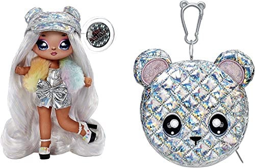 Na! Na! Na! Surprise NA 575399 MGA moda 2 en 1 metálico Serie Glam-Coleccionable-Muñeca vestida de color plata prismática con gorra y bolso en forma de osito-Ari Prism, Entertainment 575399C3