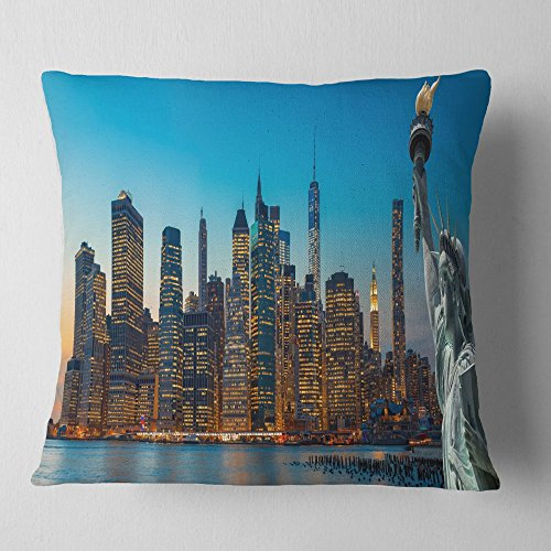 Design Art CU14356-16-16 New York City Skyline Panorama-Überwurfkissen und Kissenbezug für Wohnzimmer, Sofa Dekokissen, Polyester, 16 in. x 16 in