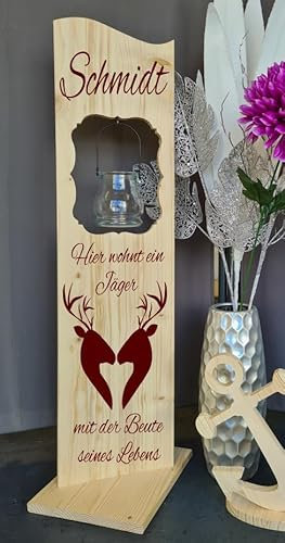 Designbysh Holzaufsteller, Holz Deko Schild Holzschild Eingangsschild mit Leuchtglas oder Solarlampe, hier wohnt ein Jäger mit der Beute seines Lebens