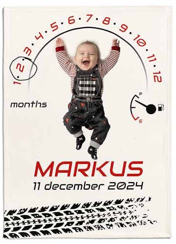Pictogogo Personalisierte Babydecke mit Namen und Datum - Kuschelige Meilensteindecke aus Minky-Fleece, Ideal als Geburtsgeschenk (Auto Monatsdecke)