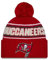 New Era Tampa Bay Buccaneers NFL 2024 Sideline Sport Knit Rot Bommelmütze - One-Size
