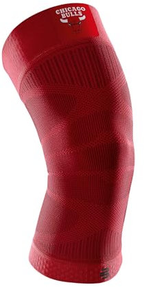BAUERFEIND Kniebandage Sports Compression Knee Support NBA, 1 Unisex Sportkniebandage für Ballsportarten, Basketball Knie-Bandage in Rot mit Chicago Bulls-Logo,XL
