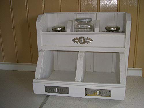 kleines Regal aus Altholz mit 3 Gläsern im Farmhouse-Stil