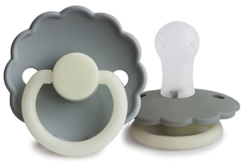 FRIGG Daisy Silikon Nacht Leucht-Schnuller | Schnuller 2 Packung | Symmetrischer Sauger in Kirschform | Hergestellt in Dänemark | Silikon | (French Gray Night/Portobello Night, Größe 1 (0-6 Monate))