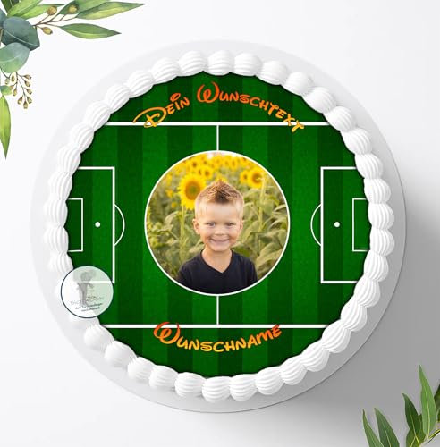 Tortenbild, Zuckerbild,Fußballfeld, Fußball,Personalisiert mit Foto und mit oder ohne Wunschname, Essbares Foto für Torten, Tortenbild zum Geburtstag, Tortenaufleger Ø 20cm - 2023z