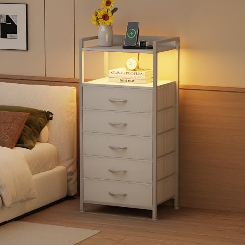 Nachttisch mit 5 Schubladen, hohe Kommode für das Schlafzimmer mit LED-Beleuchtung und Ladestation, Beistelltisch-Nachttisch für den Kleiderschrank, Stoffschubladen, Metallrahmen, Holzregal (Weiß)
