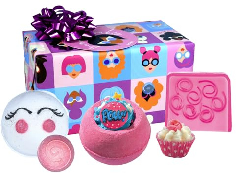 Bomb Cosmetics Bomb Babes Ensemble de bain et corps 5 pièces fait main avec huiles essentielles, comprend des bombes de bain, du savon, un bouton d'or et une crème de bain