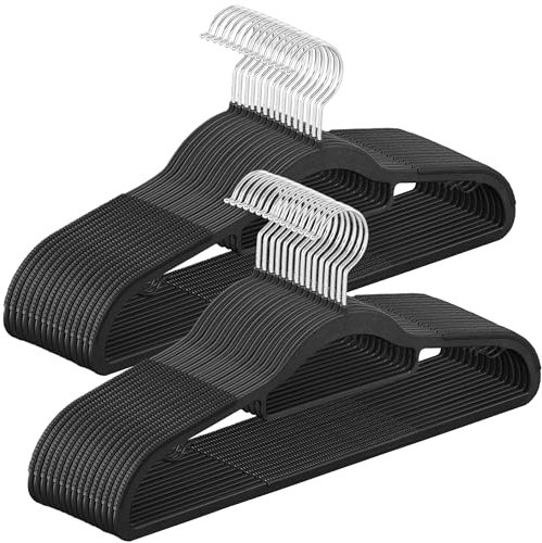 SONGMICS Grucce 30 Pezzi, Grucce Appendiabiti in Plastica, Antiscivolo, Salvaspazio, Spesso 0,5 cm, Largo 42 cm, Gancio Girevole a 360° Argento, Nero CRP020B03