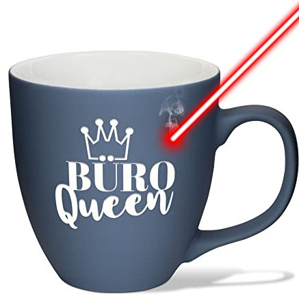 PR Print Royal XXL Jumbotasse graviert mit Spruch - Büro Queen - Hochwertige Porzellan-Tasse mit Gravur, Soft Touch Oberfläche matt, Geschenk Kollegin Geburtstag Weihnachten | Shark Blue, 400 ml