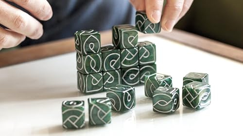 Schwarze Eichenknoten-Würfel – 18 einzigartige keltische Design-Würfel und Spiele, hergestellt für Erwachsene