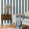 Juliette FD43458 - Carta da parati in vinile testurizzato a righe, design classico, per soggiorno elegante, camere, camere da letto o pareti con caratteristiche, blu Fine Decor