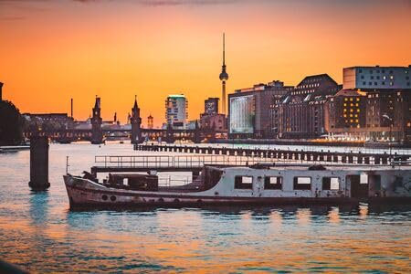 Acryl-Bild 60 x 40 cm: Panoramablick auf die Berliner Skyline mit dem berühmten Fernsehturm und der Oberbaumbrücke mit altem Schiffswrack, das in (141447034)