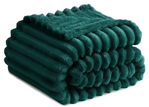 RUIKASI Kuscheldecke Flauschig Decke Dunkelgrün - 130x150cm Fleecedecke Sofadecke Couchdecke für Wohnzimmer Deko Tagesdecke Blanket, Weiche Wolldecke Warme Korddecke als Wohn- & Kuscheldecken