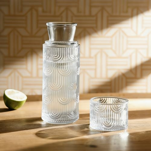 Gluckigluck Glaskaraffe mit Deckel, Wasserkaraffe Set mit Becher (630ml) - Borosilikatglas, Nachttisch Karaffe für Gästezimmer, Badezimmer & Wohnzimmer (Transparent)
