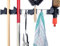 Mophalter/Besenhalter/Gerätehalter oder auch Hakenleiste mit 4 Klemmhaltern und 3 Haken für Besen, Mop und Gartenwerkzeug von BÜMAG // multifunktionälle Ordnungsleiste für Garage oder Gartenhaus