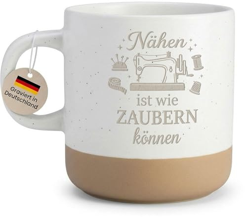 Näh Tasse mit Gravur Nähen ist wie Zaubern für Hobbyschneiderin Kreatives Geschenk Nähen Frauen, Kaffeetasse Hobby Näherin, Nähbegeisterte, Steingut - Henkel links