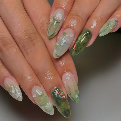 Auroriel 24 pièces ongles pressés amande taille moyenne Dégradé vert Feuille de lotus Poisson doré Design 3D Faux ongles en gel réutilisables Set de manucure