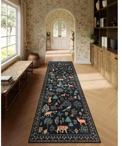 SOJAWA Waldtiere Teppich 60x180cm Tiger Hirsch Fuchs und Vögel Schwarzer Flurteppich Fantasiewald Motiv Weich und rutschfest Geeignet für Kinderzimmer Spielzimmer und Wohnzimmer