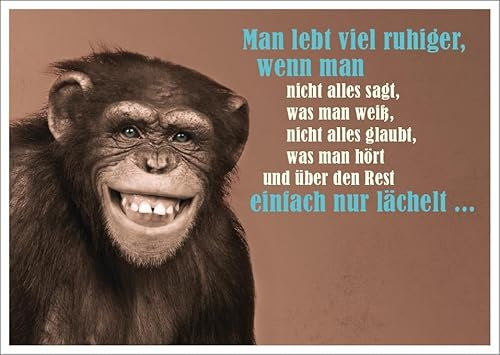 Lustige Postkarte mit Spruch und Affenmotiv - 'Man lebt viel ruhiger, wenn man nicht alles sagt, nicht alles glaubt, was man hört und über den Rest einfach nur lächelt' - Witzige Postkarte