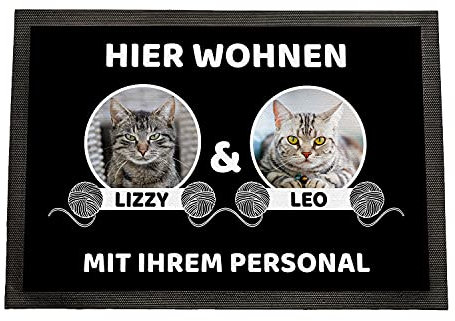 Geschenke 24 | Fußmatte personalisiert Hier wohnen Katzen (Schwarz 2 Katzen, Mit Rand - 60x40cm) | mit Wunschfoto und Namen Bedruckt | lustige Schmutzfangmatte für Katzenliebhaber | Haustür