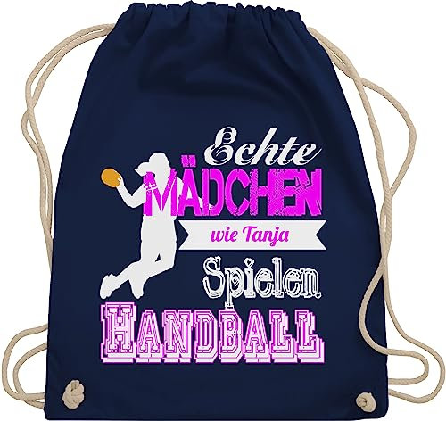 Turnbeutel Rucksack - Geschenke Zubehör - Echte Mädchen spielen Handball - mit Name - Unisize - Navy Blau - handballerin handballtasche handballer maedchen beutel handballrucksäcke von echt