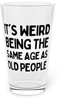 Bicchiere da birra da 16 once umoristico dicendo che è strano avere la stessa età degli anziani gioco di parole umoristico mamma padri nonno 16 once