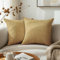 Encasa XO Feine Chenille-Kissenbezüge 2-teiliges Set - Gold - 50x50 cm Strukturiertes, einfarbiges, weiches und glattes dekoratives Kissen mit quadratischem Akzent für die Couch