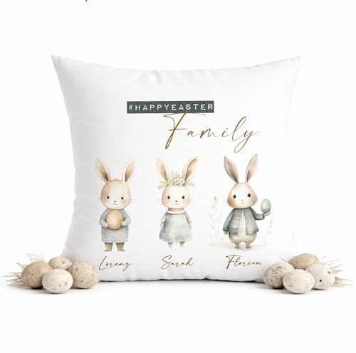 Manufaktur Liebevoll Personalisiertes Oster Geschenk Kissen mit Namen 40x40 – Hasen Familie Osterdeko – Familienkissen #HAPPYEASTER – Geschenk für Kinder, Eltern & Großeltern (3 Hasenfiguren)