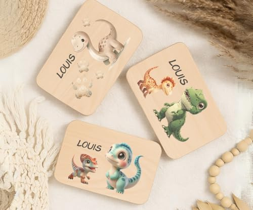 wolga-kreativ Personalisiertes Frühstücksbrettchen Kinder mit Dino Motiv – Dinosaurier, T-Rex, Stegosaurus & Brachiosaurus – Holzbrett mit Namen – Geschenk zur Taufe, Geburt, Geburtstag