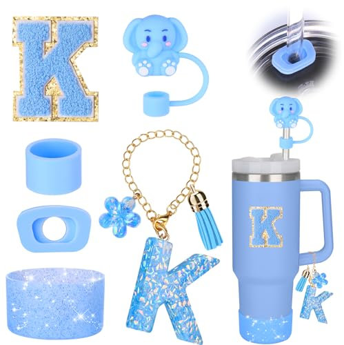 Mity rain Tassen-Zubehör-Set für Stanley Becher mit Griff, 850 ml, 1,2 l, inklusive Initialen-Charms, Strohabdeckkappe, Stiefel, Aufkleber, auslaufsicherer Silikon-Stopper, blaue Dekoration für Jungen