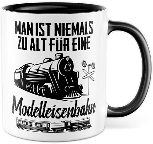 Modeleisenbahn Tasse mit Spruch - Geschenk Man ist niemals zu alt für eine Modelleisenbahn - Kaffeetasse aus Keramik 330 ml - Eisenbahnliebhaber Eisenbahnsammler Kaffee-Becher (Weiß/Schwarz)