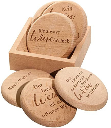 Spruchreif · Bierdeckel mit Wein-Sprüchen aus hochwertigem Buchenholz · 2in1 Untersetzer und Deckel · 6er Set Glasabdecker inklusive Holz-Ständer · Geschenkideen aus Holz