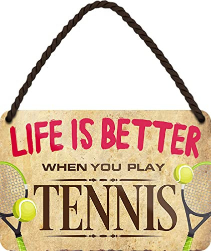 WOGEKA ART Blechschild - Life is better when you play TENNIS - Lustiger Spruch als Geschenkidee für Tennisspieler zu Geburtstag Weihnachten Deko Schild 18x12 cm Hängeschild Metallschild HS956