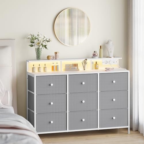 SONGMICS Kommode, Aufbewahrungsschrank mit 9 Schubladen und LED-Beleuchtung, Steckdosenleiste, Stahlrahmen, 33,5 x 114 x 84 cm, für Schlafzimmer, Wohnzimmer, Taubengrau LTS519G01