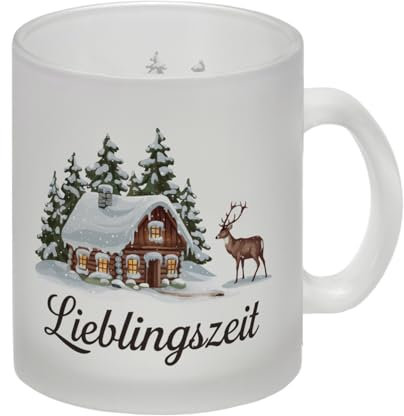 Holzhütte mit Rentier- Lieblingszeit Glas Tasse Winterlandschaft bei Schnee Warme Beleuchtung mit Kiefern Hirsch und Geweihe idealer Kaffeegenuss